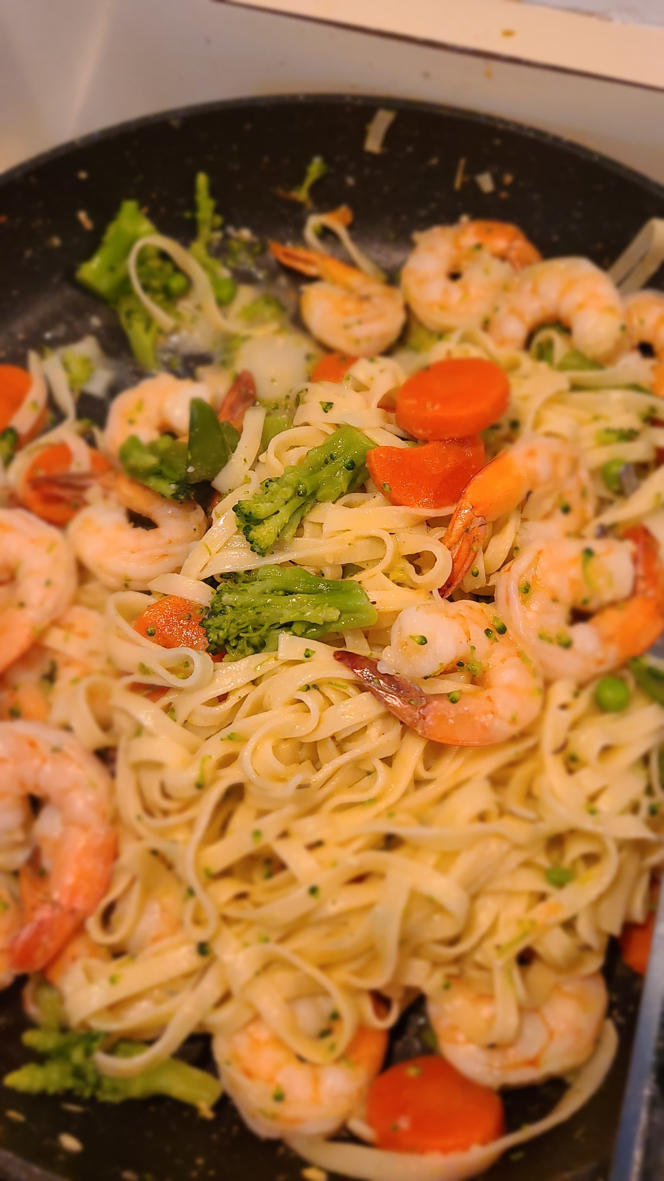 Garlic Shrimp & Veggie Linguine (15 Minute Meal!)
